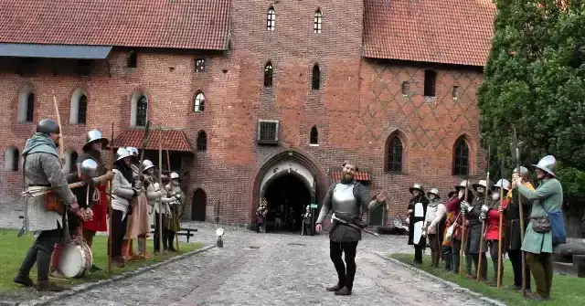 Zamek w Pińczowie: Historia, tajemnice i atrakcje turystyczne