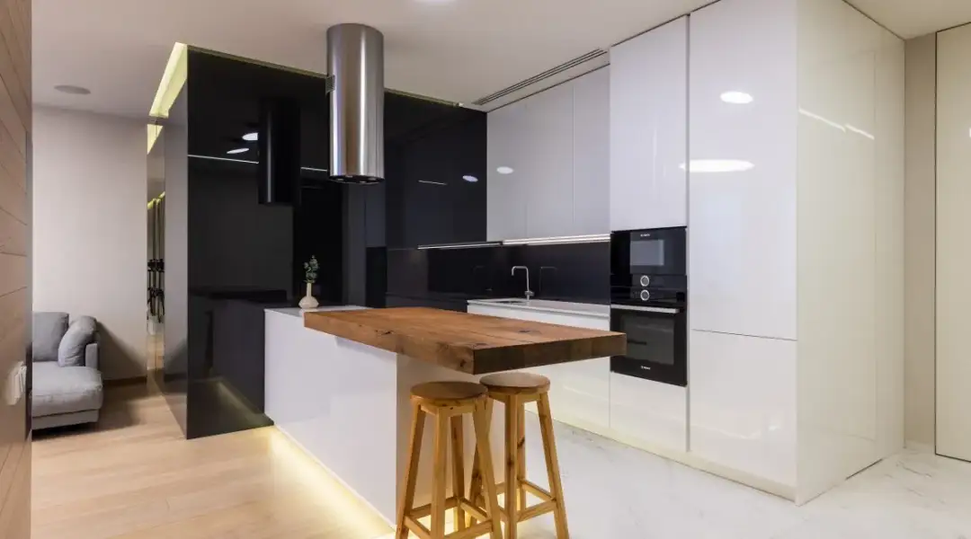 Najlepsze sposoby jak połączyć podłogę w kuchni z salonem: 5 porad eksperta