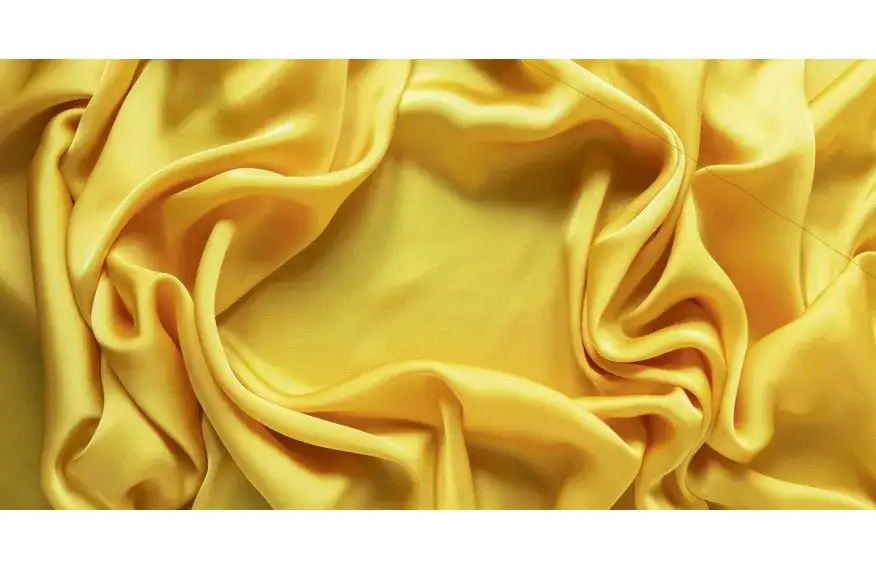 Jak prać satynową sukienkę, aby uniknąć zniszczenia materiału