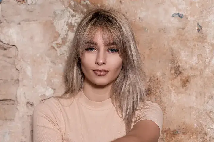 Jakie grzywki są teraz modne? Odkryj najpiękniejsze trendy fryzur