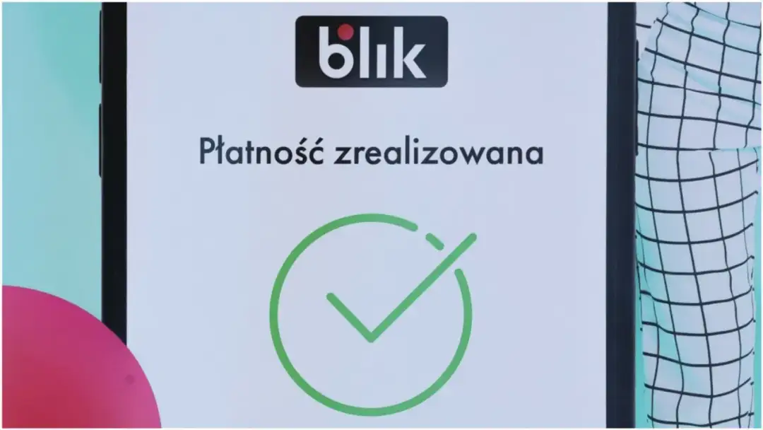 Ekran telefonu z logo BLIK i komunikatem "Płatność zrealizowana" oraz zielonym potwierdzeniem.