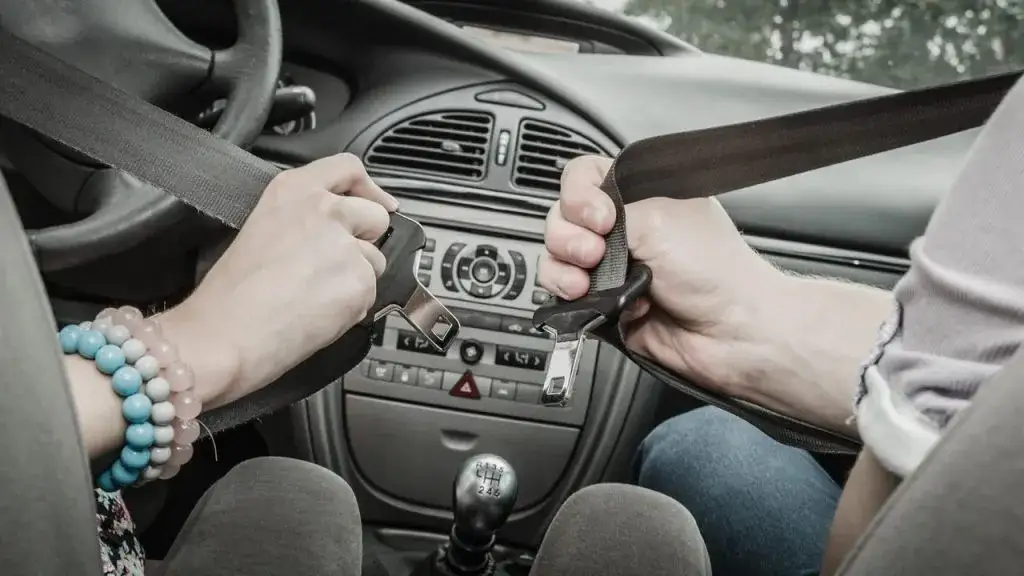 Pasy bezpieczeństwa: Kiedy obowiązkowe w Polsce? Historia i kary