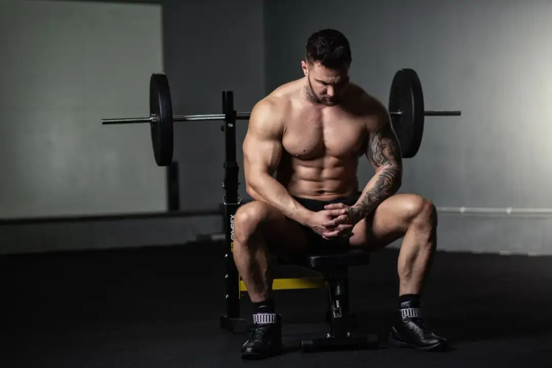 Białko na rzeźbę: Jak skutecznie budować mięśnie i spalać tłuszcz