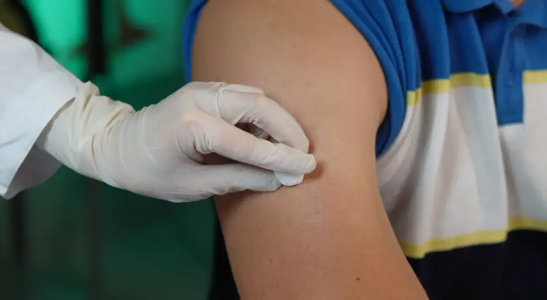 Jak bezboleśnie wykonać zastrzyk podskórny w ramię? Nasze metody