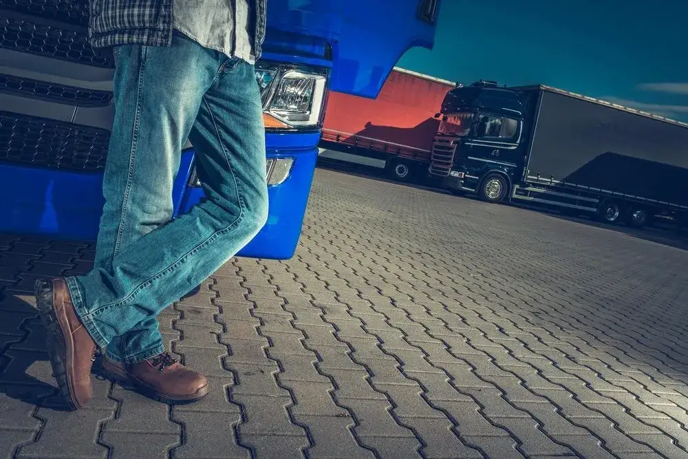 Ile waży ciągnik siodłowy z naczepą? Sprawdź, by uniknąć kar