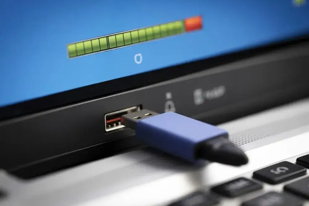 Jak uruchomić Windows z pendrive: krok po kroku bez problemów