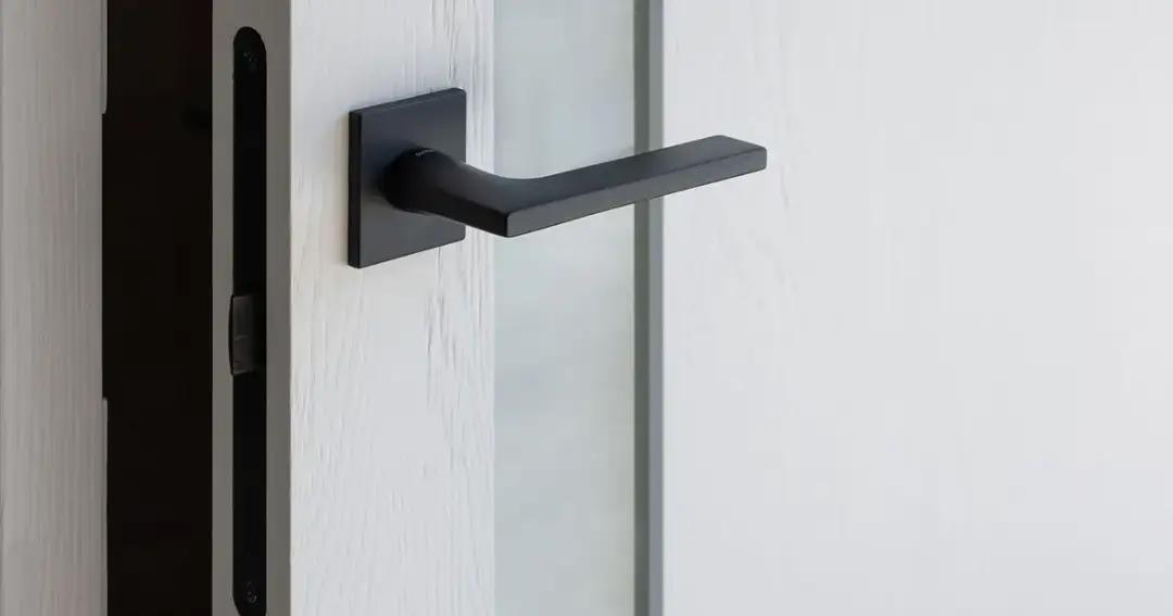 Białe drzwi skandynawskie: klucz do stylowego wnętrza