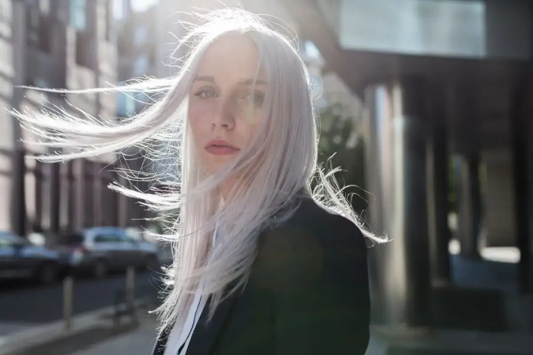 Grau färben: Dein Guide zum Silberfuchs-Look | Tipps & Tricks