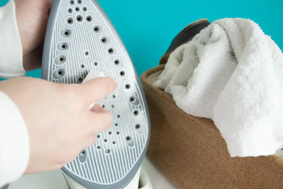 Skuteczne sposoby na czyszczenie stopy żelazka i usuwanie zabrudzeń