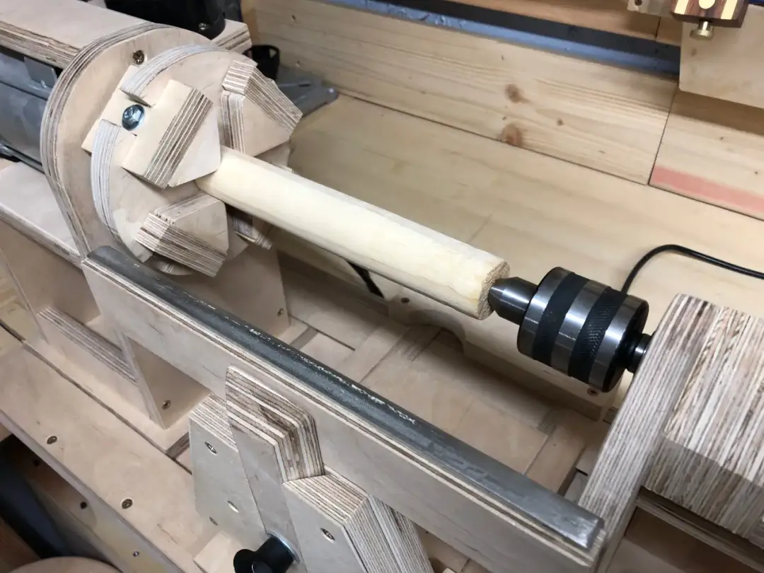 Jak zrobić tokarkę do drewna z wiertarki i oszczędzić na narzędziach