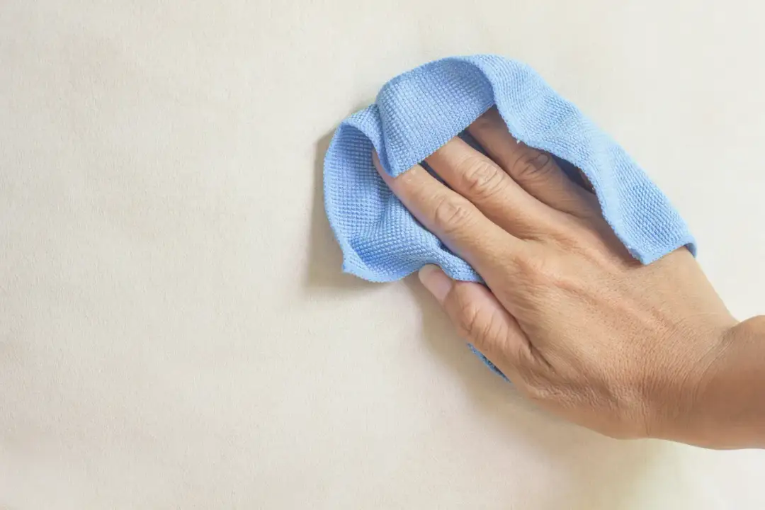 Farba waży się na ścianie? Oto jak ją naprawić i uniknąć problemu