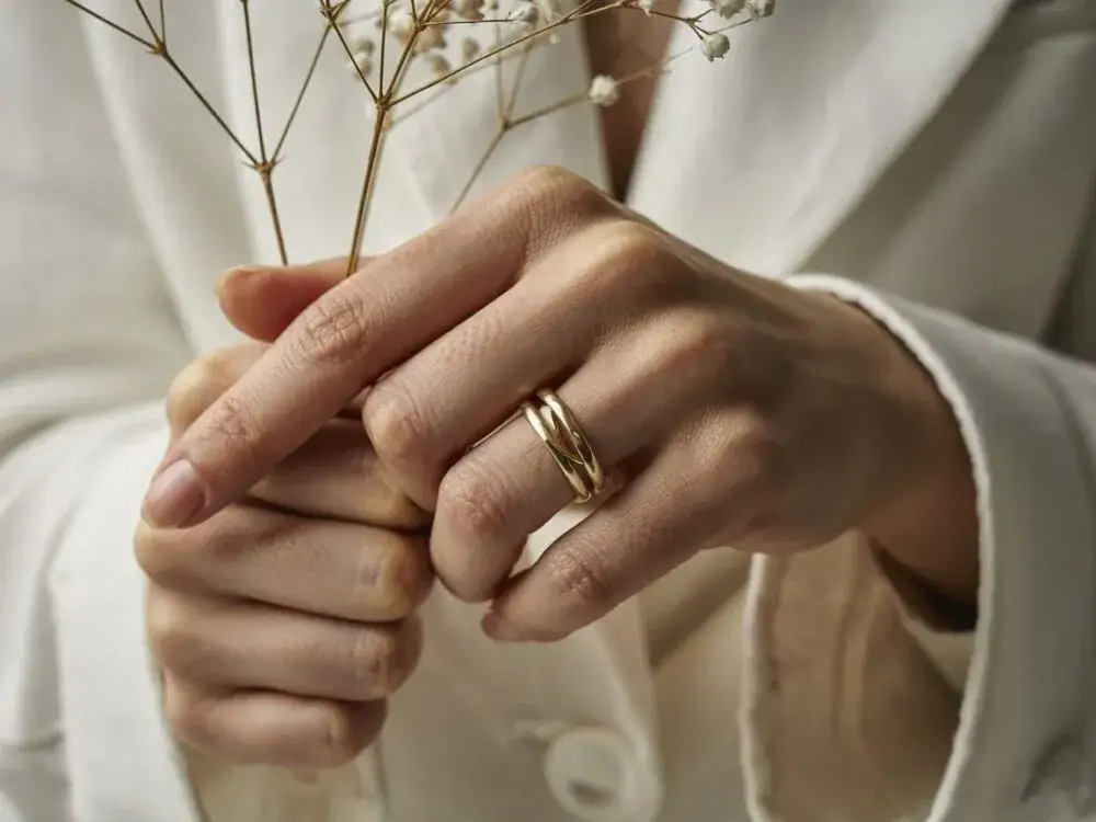 Na którym palcu wdowa nosi obrączkę? Symbolika i tradycje żałoby