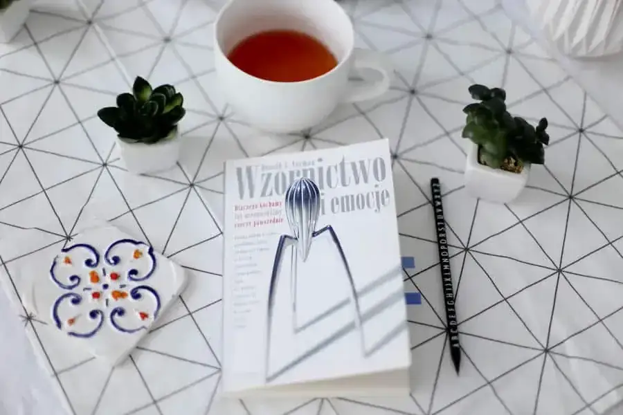 Jak położyć tapetę na krzywej ścianie bez błędów i frustracji