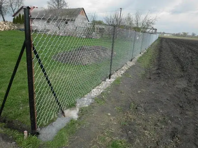 Ogrodzenie z siatki: jak uniknąć błędów przy ustawianiu słupków