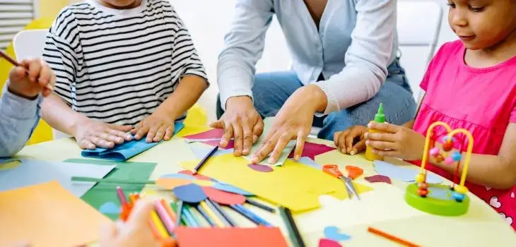 Ile godzin pracuje pomoc nauczyciela w przedszkolu? Zaskakujące fakty