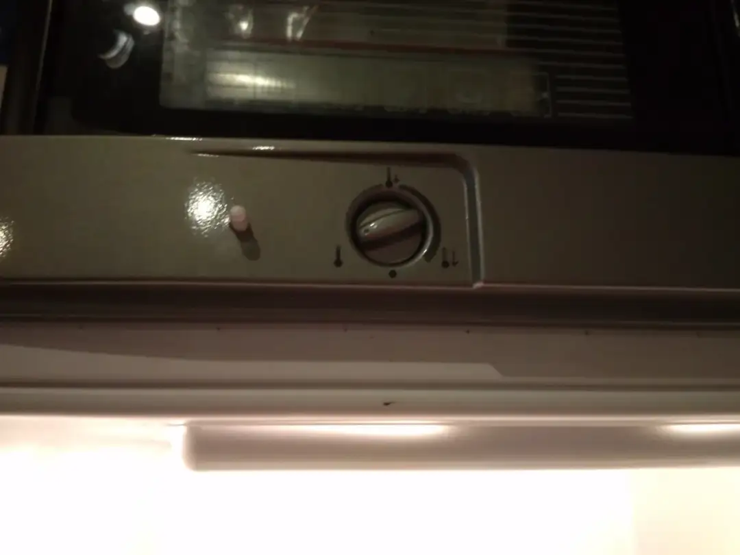 Lodówka Indesit: Jak ustawić temperaturę pokrętłem? Poradnik eksperta