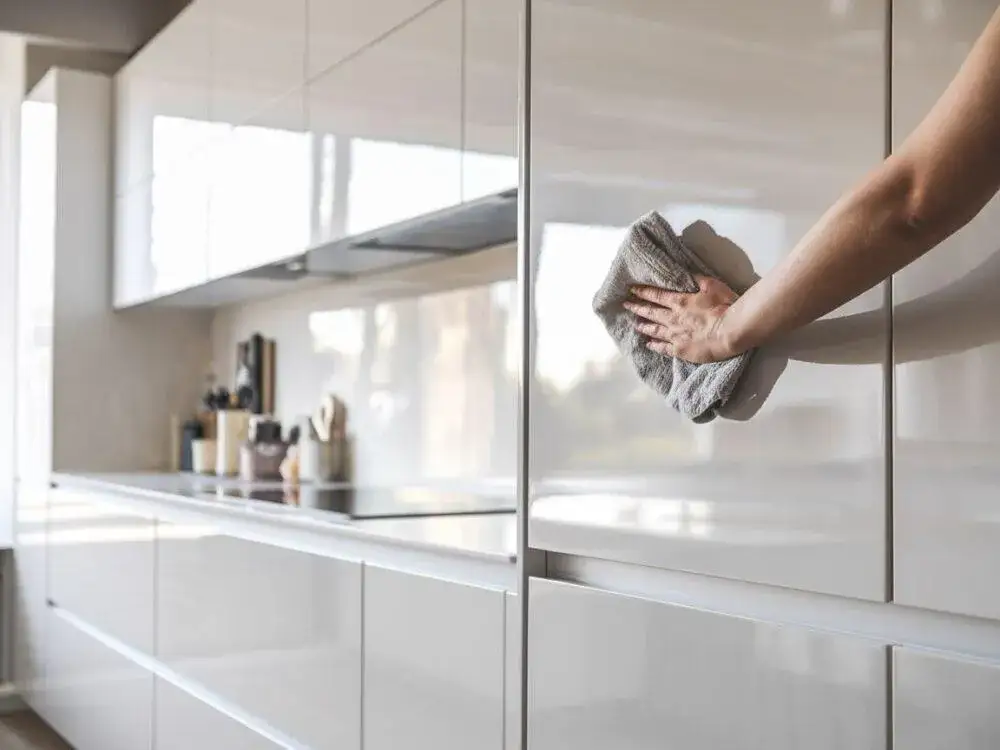 Jak czyścić białe meble z połyskiem, aby uniknąć zarysowań i smug