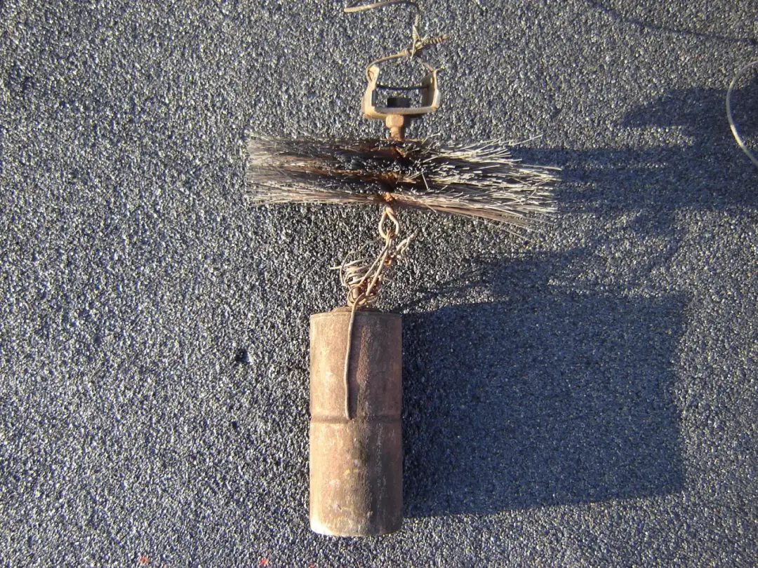 Jak wyczyścić komin ze smoły i uniknąć niebezpieczeństw związanych z sadzą