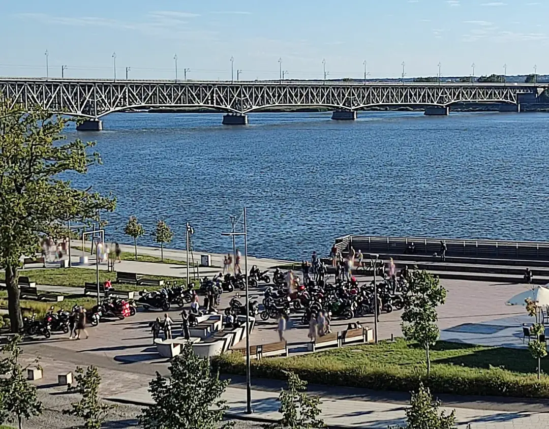 Nad jaką rzeką leży Płock? Odkryj tajemnice Wisły i miasta