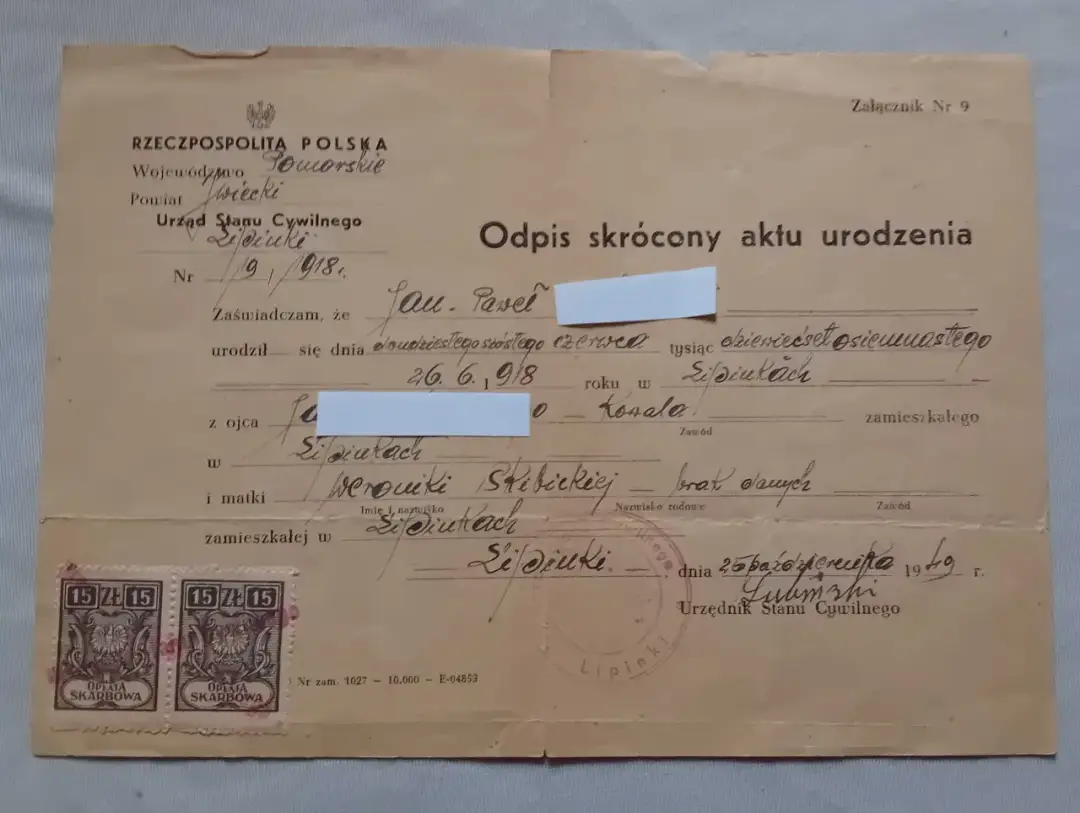 Odpis skrócony aktu urodzenia z pieczątkami i dwoma znaczkami opłaty skarbowej.
