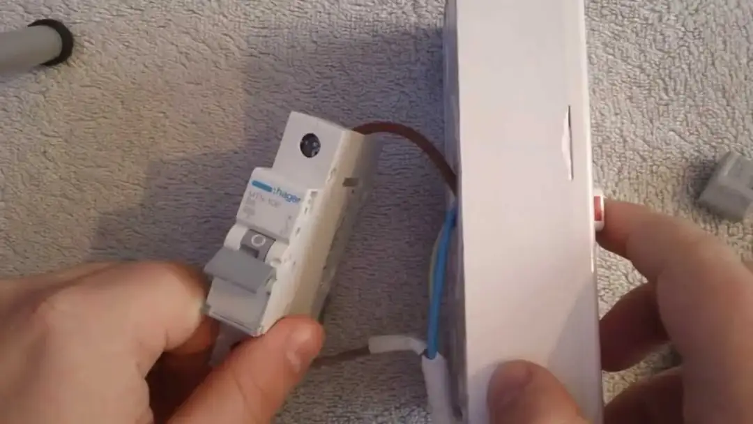 Jak podłączyć bezpiecznik typu S: uniknij najczęstszych błędów