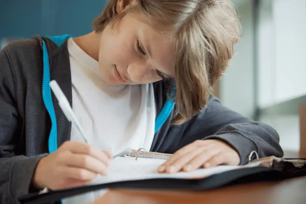 Jak się pisze nie warto? Poznaj zasady i przykłady użycia