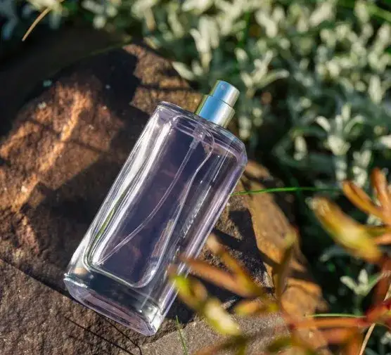 Perfumy na skórę czy ubranie – które lepiej utrzymują zapach?