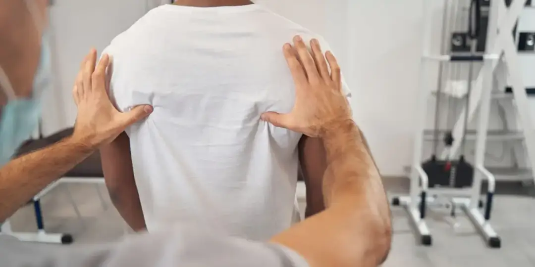 Skuteczne sposoby na ból kręgosłupa piersiowego - poznaj przyczyny i leczenie