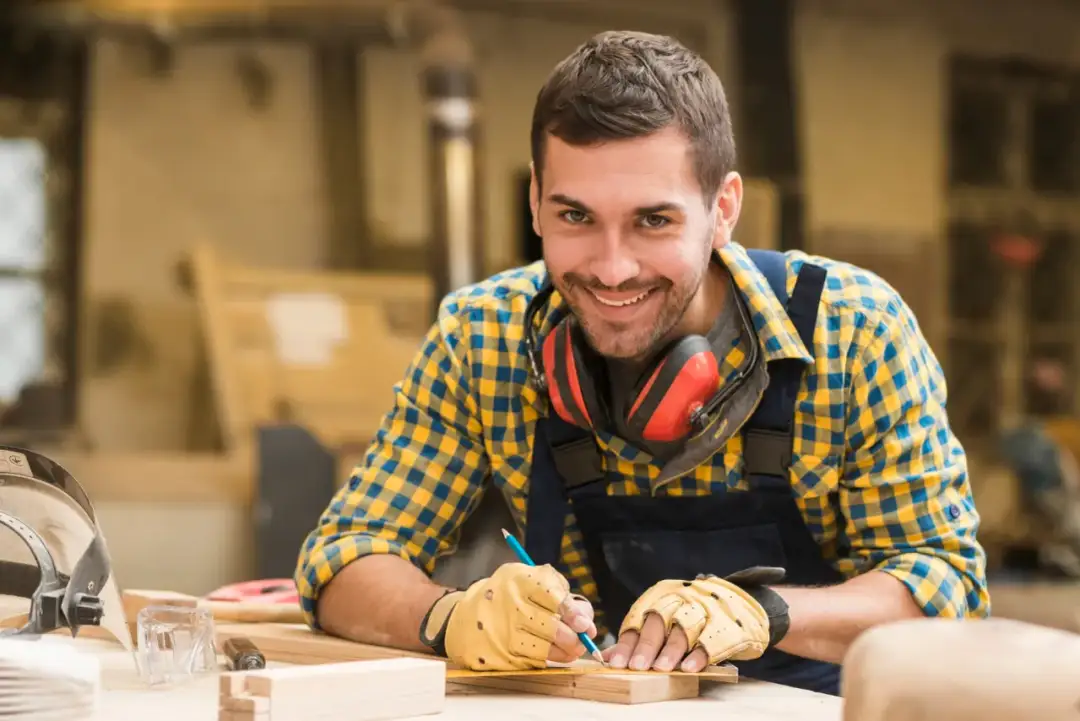 Jak przyciąć drzwi na szerokość? Praktyczny poradnik DIY