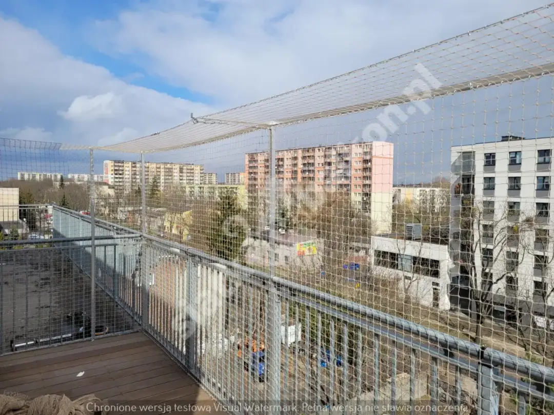 Czy montaż siatki na balkonie wymaga zgody wspólnoty? Sprawdź konsekwencje