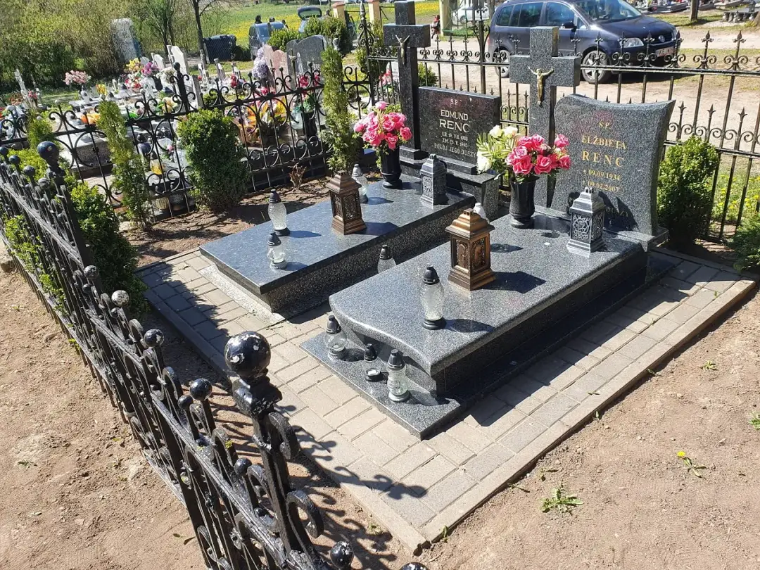 Ile trwa msza pogrzebowa? Poznaj czas trwania ceremonii pogrzebowej