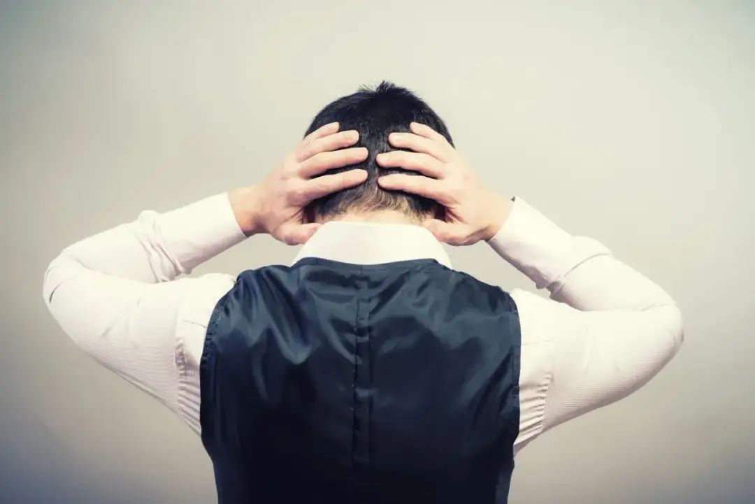 Głośna muzyka w bloku: normy, kary i jak odzyskać ciszę?