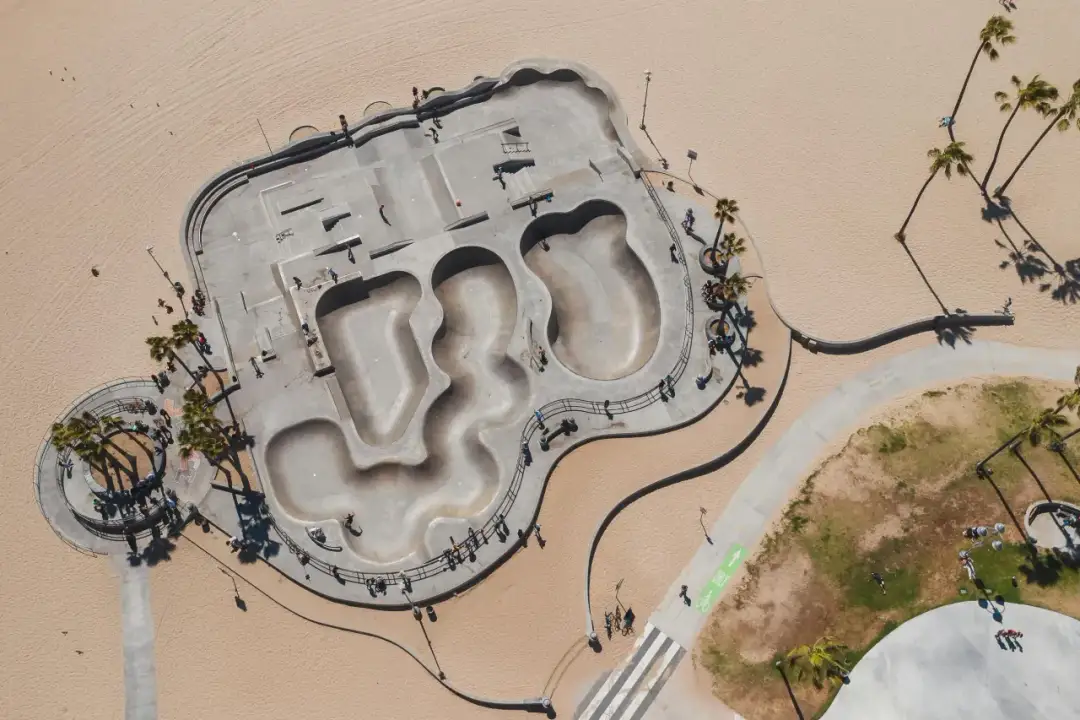 Skatepark w Venice Beach: Historia, zasady i atrakcje dla skaterów