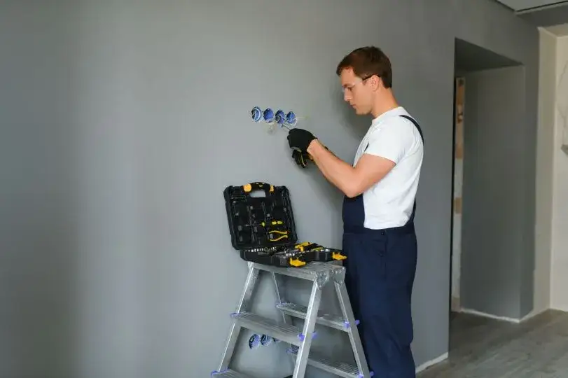 Jak bezpiecznie wyłączyć elektryka w domu – uniknij niebezpieczeństw i błędów