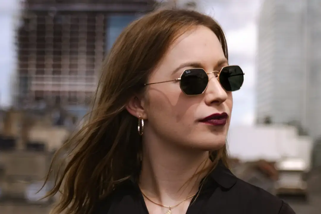 Kolczyk: Tytan vs stal chirurgiczna. Co bezpieczniejsze dla Ciebie?