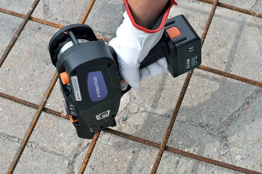 Jak pistolet do zbrojenia zwiększa efektywność prac budowlanych