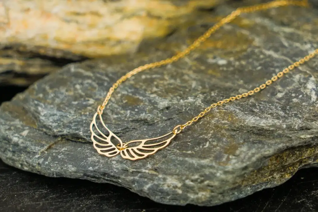 Naszyjnik skrzydła co oznacza? Odkryj jego głębokie znaczenie