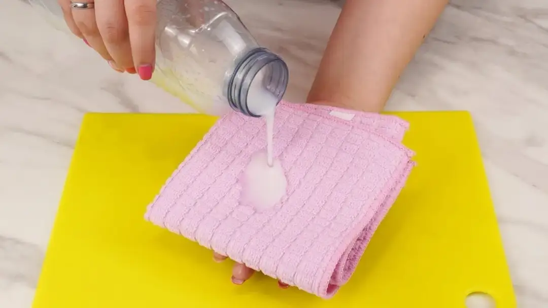 Jak czyścić listwy przypodłogowe, aby uniknąć brudu i zniszczeń