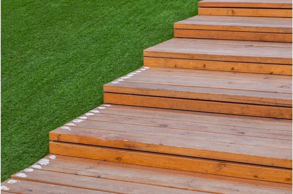 Jak samemu zrobić stopnie drewniane na schodach betonowych bez błędów