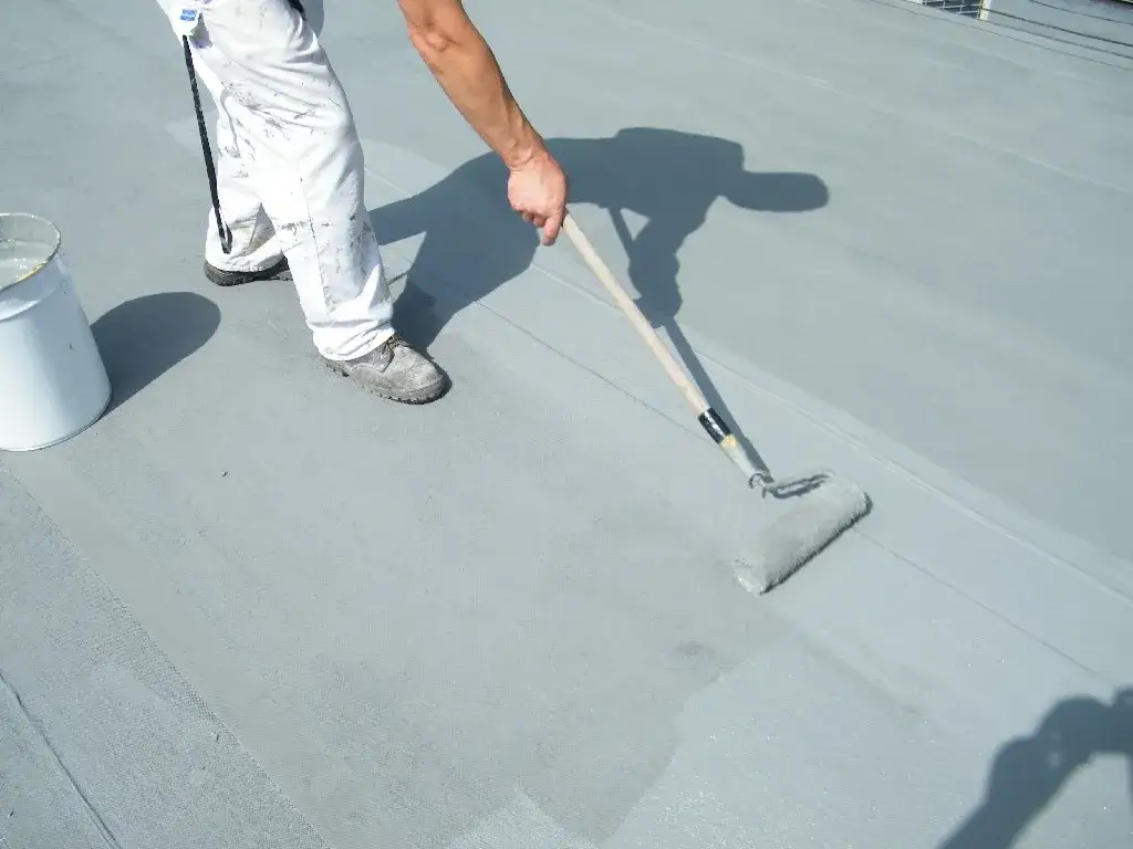 Czym smarować dach pokryty papą, aby uniknąć przecieków i awarii?