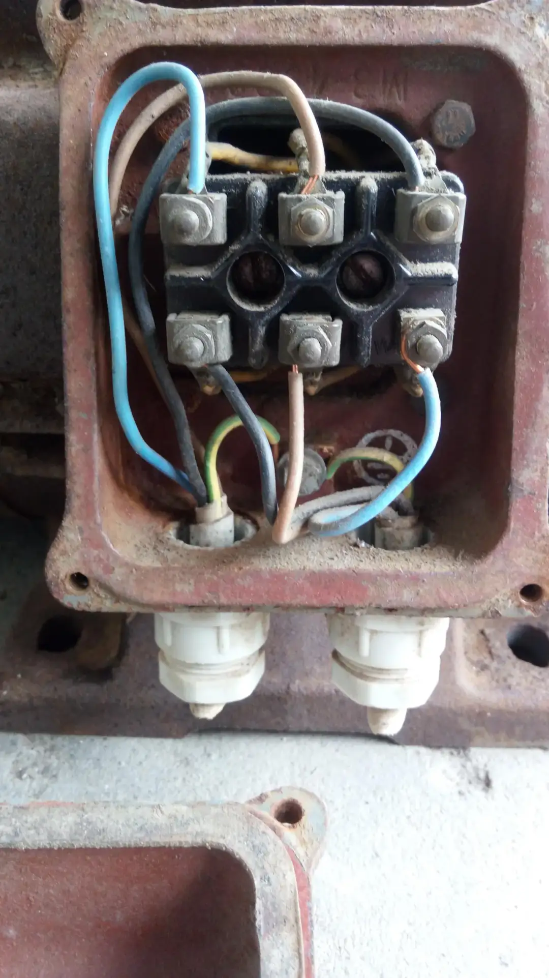 Bezpieczne podłączenie silnika 3-fazowego 5 przewodów krok po kroku