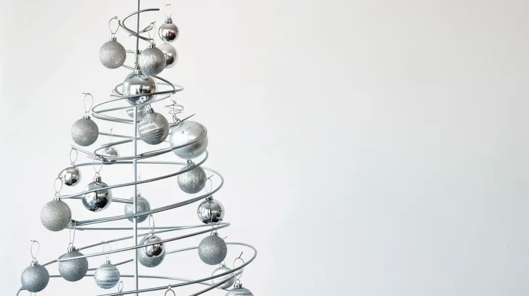 Choinka stelaż z drutu: Pomysły na nietypowe choinki DIY