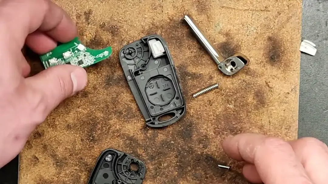 Jak bezpiecznie rozebrać i naprawić kluczyk do Kia Ceed - praktyczny poradnik krok po kroku
