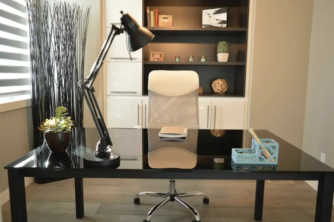 Meble na wymiar do biura – jak zaprojektować przestrzeń, która sprzyja efektywności pracy