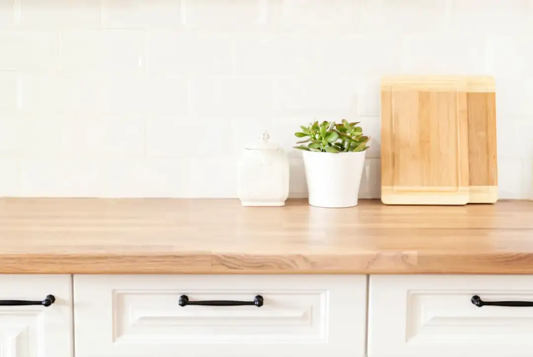 Jak skutecznie pomalować blat w kuchni, aby uniknąć zniszczeń