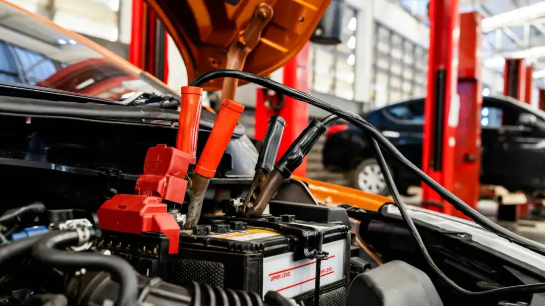 Jak dobrać prostownik do akumulatora, aby uniknąć kosztownych błędów