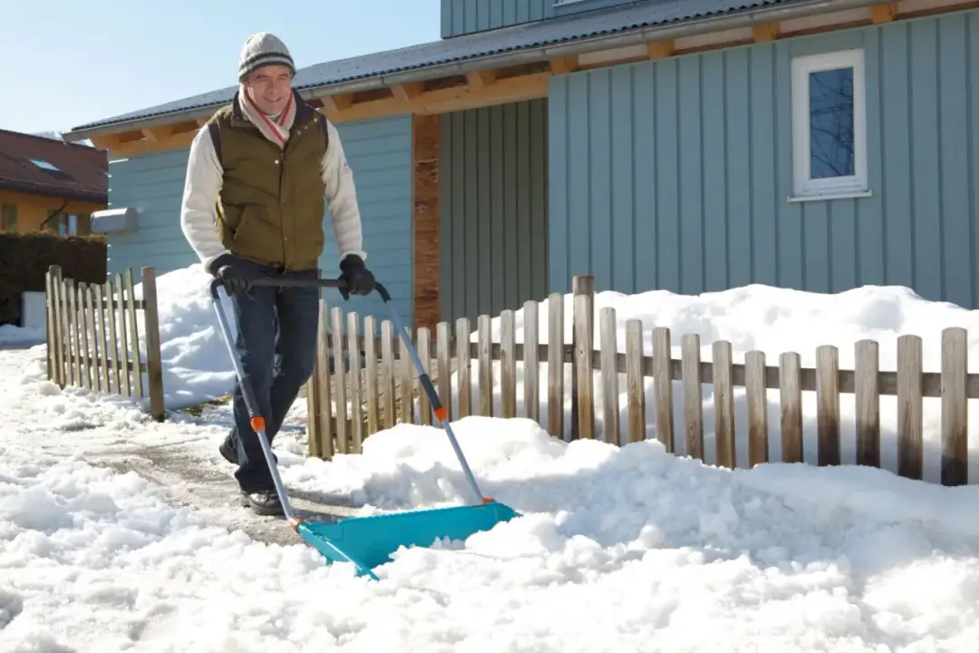 Kto odpowiada za odśnieżanie chodnika i dachu - właściciel czy najemca?