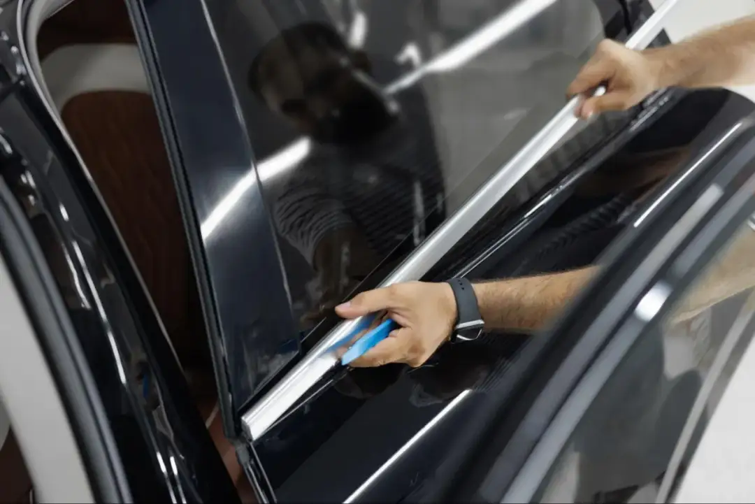 Jak zrobić płyn do montażu folii samemu – prosty przepis i oszczędność czasu