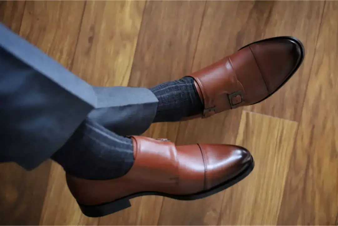 Jak dobrać skarpety do granatowego garnituru i brązowych butów?