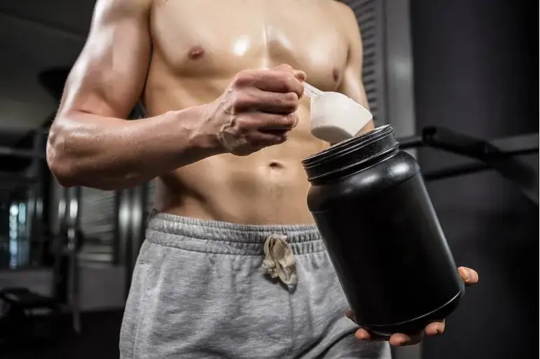 Jakie białko po treningu? Wybierz idealne dla Twoich mięśni!